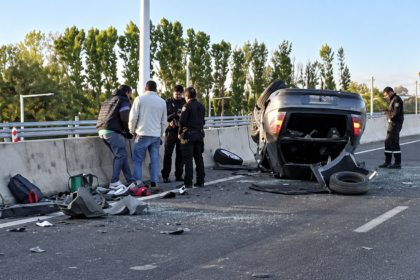 Un Citro毛n C4 volc贸 tras chocar contra un muro de contenci贸n en Chimbas