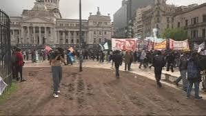 Incidentes y gases lacrimógenos durante la quinta marcha universitaria