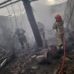 Incendio en Pocito: el fuego consumió parte de un depósito y cayó el techo