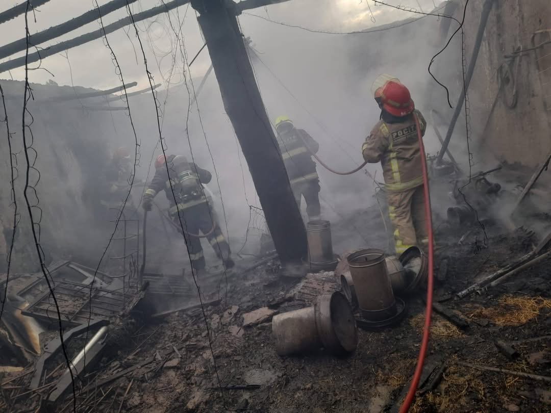 Incendio en Pocito: el fuego consumió parte de un depósito y cayó el techo