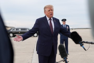 Trump evitó opinar sobre Flavio Bolsonaro y calificó de “extraños” los comicios