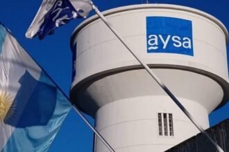 Dos grupos empresarios compiten por la concesión del 90% de AySA