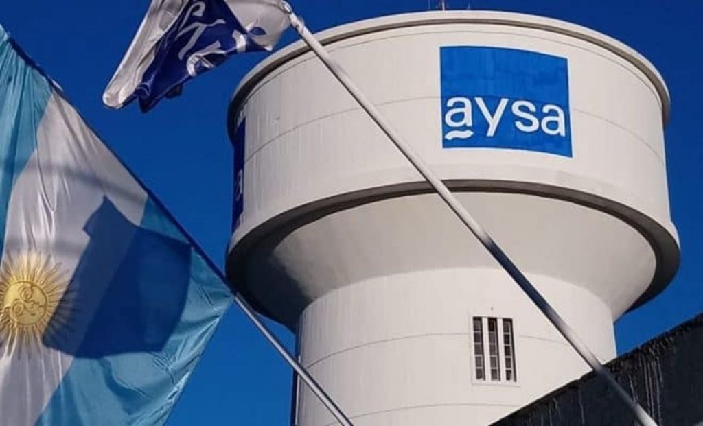 Dos grupos empresarios compiten por la concesión del 90% de AySA