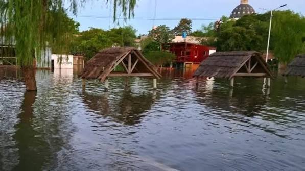 Las inundaciones en el Litoral dejan más de 2.400 evacuados y crece el Paraná