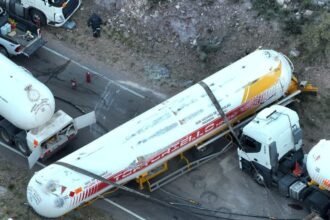La Ruta 144 continúa cortada mientras avanzan las tareas con la cisterna volcada