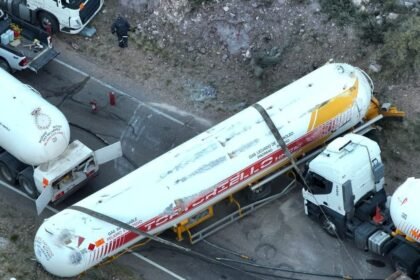 La Ruta 144 continúa cortada mientras avanzan las tareas con la cisterna volcada