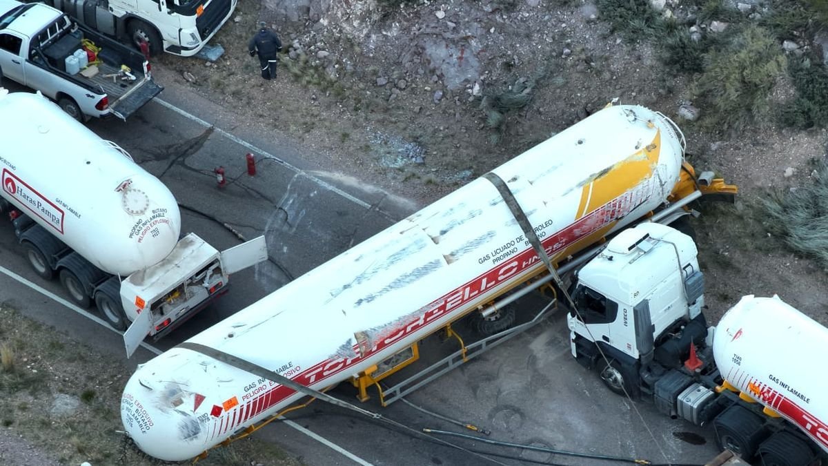 La Ruta 144 continúa cortada mientras avanzan las tareas con la cisterna volcada